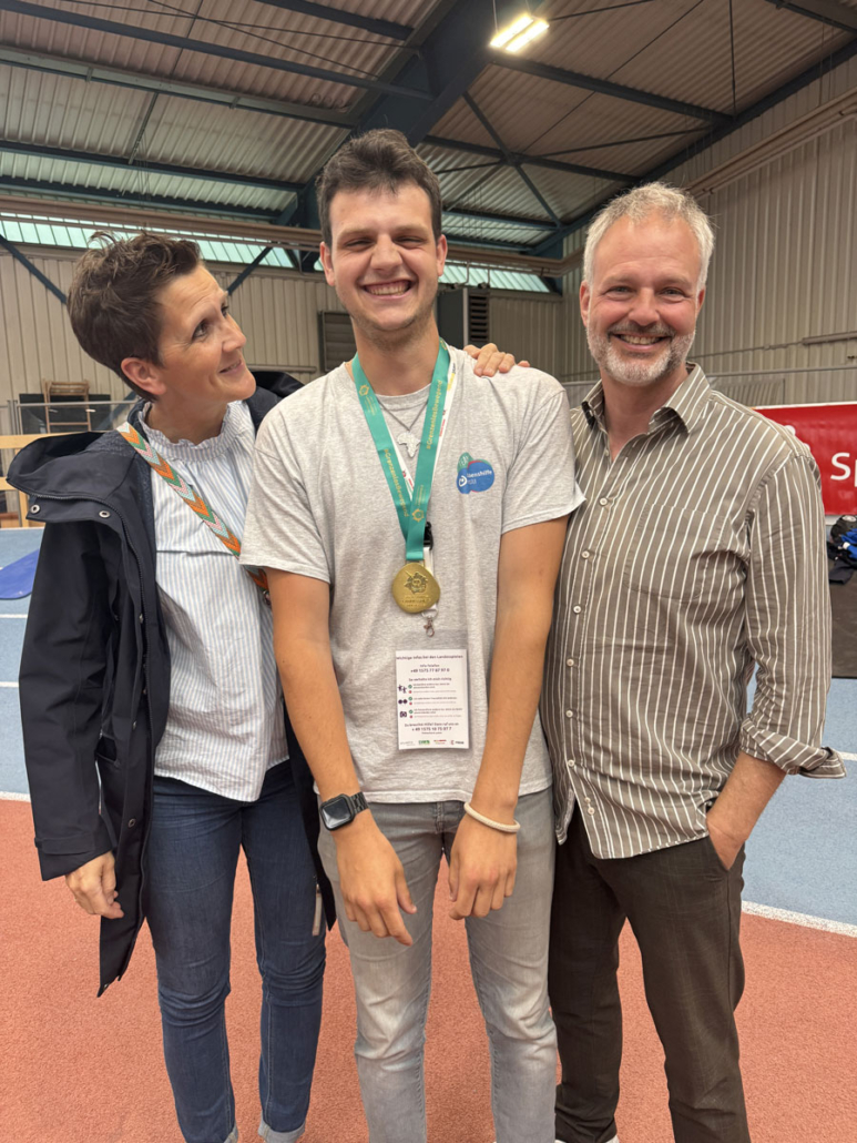 Moritz Ruhwinkel und seine Eltern bei den Special Olympics Landesspiele in Münster 2024.